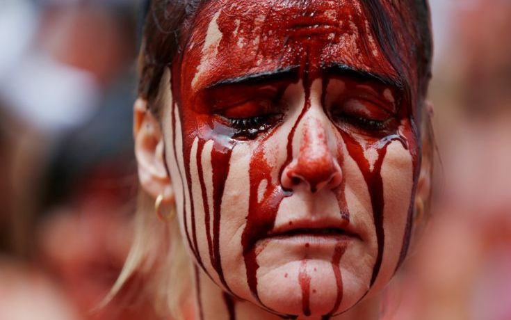 Η «αιματοβαμμένη» διαμαρτυρία ενάντια σε φεστιβάλ με ταύρους