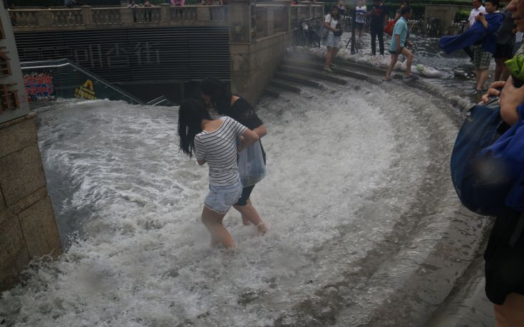 Εκατοντάδες νεκροί και αγνοούμενοι από τις σφοδρές βροχοπτώσεις στην Κίνα