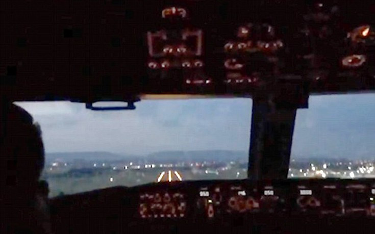 Πώς είναι η προσγείωση ενός αεροσκάφους μέσα από το πιλοτήριο