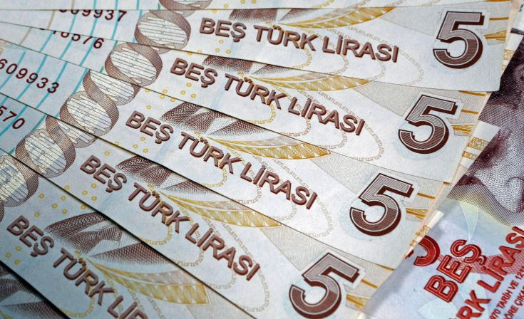 Σε ιστορικά χαμηλά η τουρκική λίρα, έφτασε τις 8 λίρες ανά δολάριο
