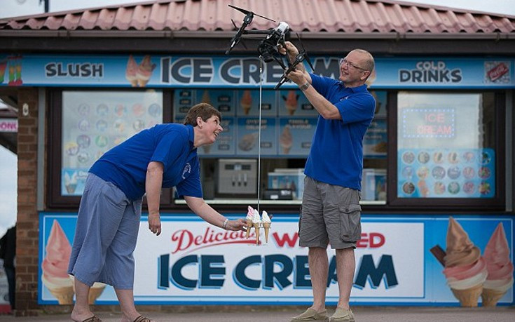Διανομή παγωτού στην παραλία με… drone