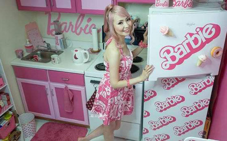 Νεαρή ξόδεψε 55.000 λίρες για να κάνει το σπίτι της «ιερό της Barbie»