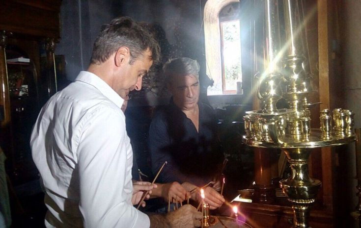 Μητσοτάκης και Κεδίκογλου ανάβουν κερί σε μονή στην Εύβοια