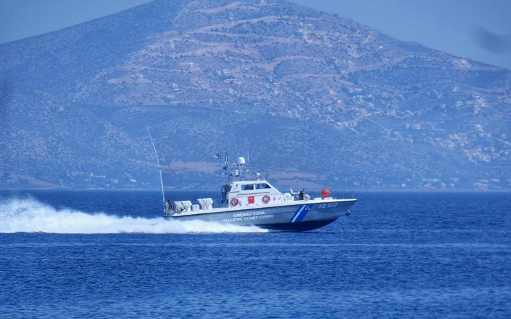 Έρευνες δυτικά της Πύλου για τον εντοπισμό σκάφους με πρόσφυγες