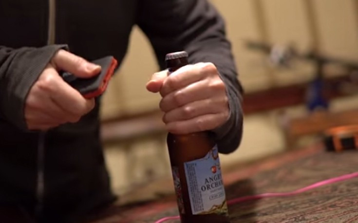 Οι πιο τρελοί τρόποι να ανοίξεις ένα μπουκάλι χωρίς ανοιχτήρι