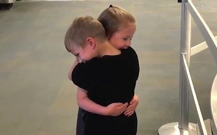 Η ατελείωτη αγκαλιά των 5χρονων φίλων θα σας φτιάξει τη διάθεση