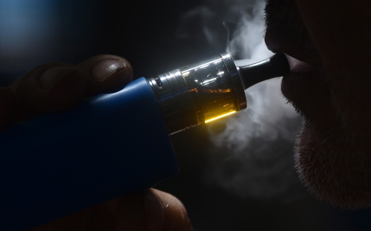 Το κάπνισμα και το άτμισμα αυξάνουν τον κίνδυνο λοίμωξης από κορονοϊό