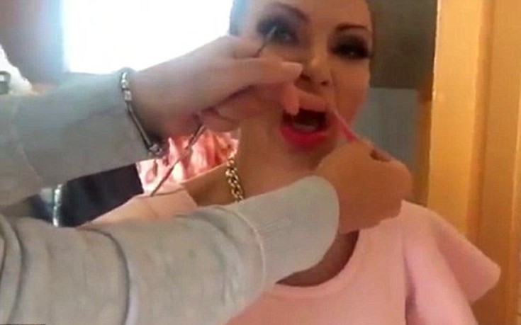 Ρωσίδα celebrity «βγάζει τα χείλη της» on camera για να φάει