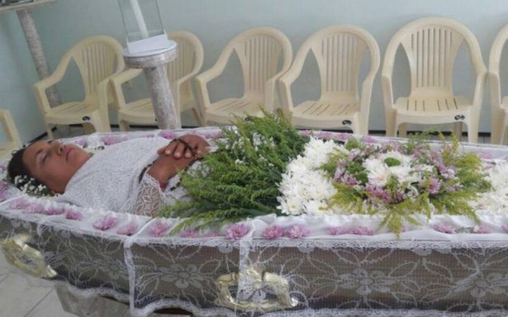 Γυναίκα γιόρτασε την «κηδεία» της παρέα με συγγενείς και φίλους