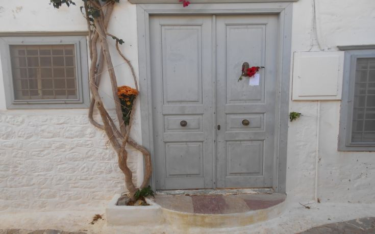 Άφησαν λουλούδια στην πόρτα του σπιτιού του Κοέν στην Ύδρα