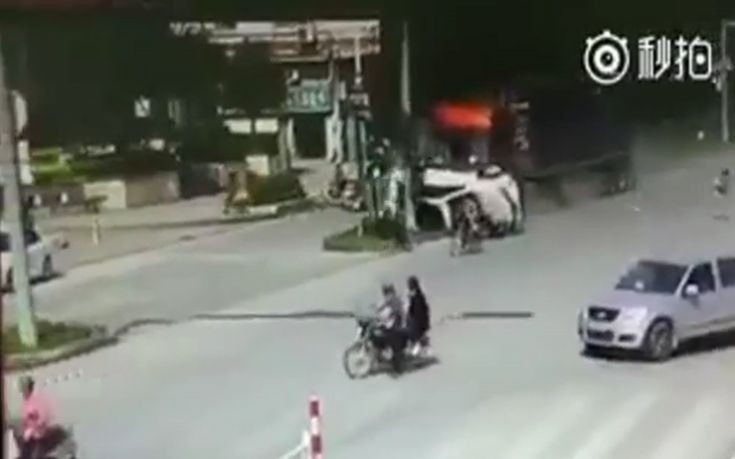Σοκαριστική και θανατηφόρα καραμπόλα με φορτηγό στη Κίνα