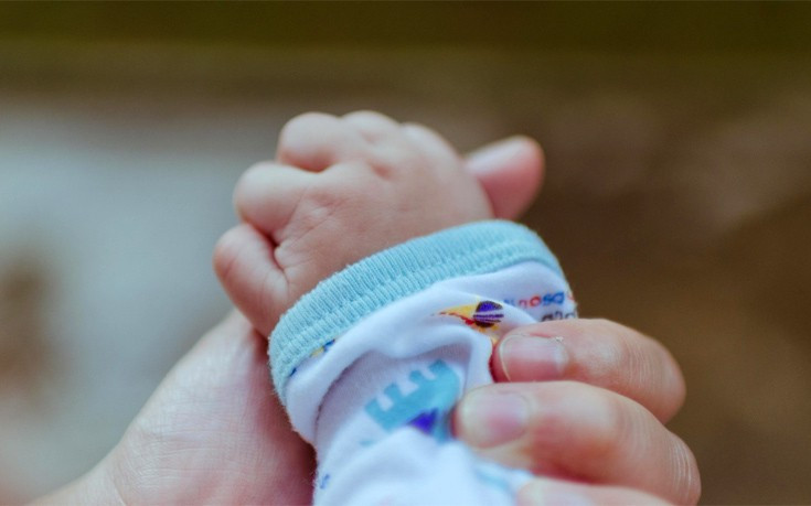 Γέννησε το παιδί της κολλητής της αλλά την είδε να πεθαίνει πριν το πάρει αγκαλιά