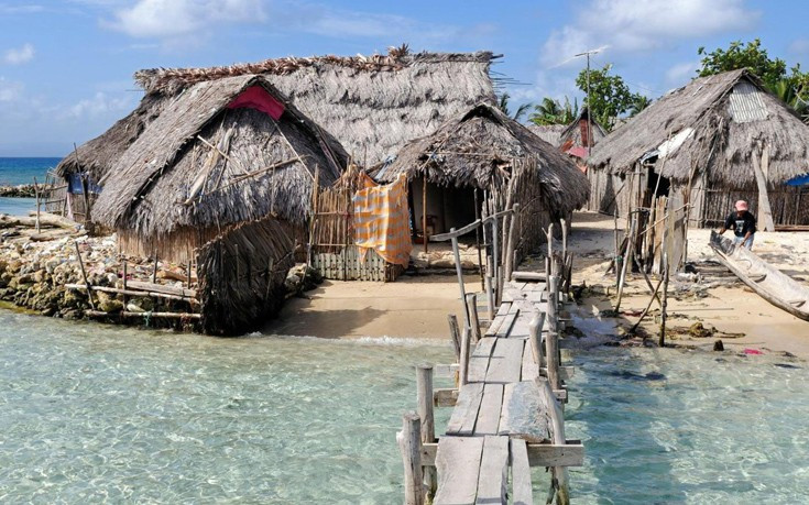 Το μικρό «γαλατικό χωριό» της Καραϊβικής που χάνεται μέρα με τη μέρα
