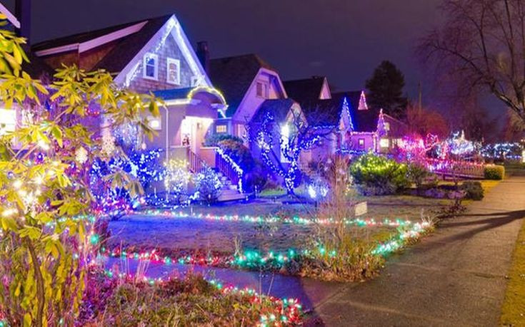Χρήστες του ίντερνετ αλλάζουν τον χριστουγεννιάτικο φωτισμό στο σπίτι του