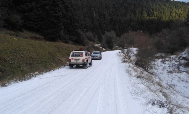 Αυτοκίνητα εγκλωβίστηκαν στον πάγο στη Γορτυνία