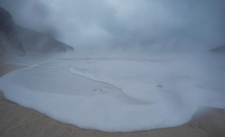 Εντυπωσιακές εικόνες από την παραλία του Μύρτου που «βράζει»