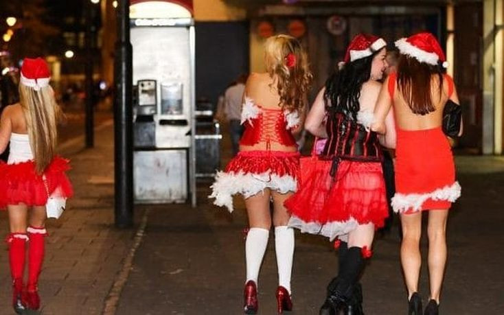 Βρετανίδες ρίχνουν το φταίξιμο σε «μεθυσμένες γυναίκες με κοντές φούστες» εάν κακοποιηθούν σεξουαλικά