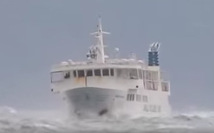 Η «μάχη» ενός σκάφους με τα κύματα στο Αιγαίο