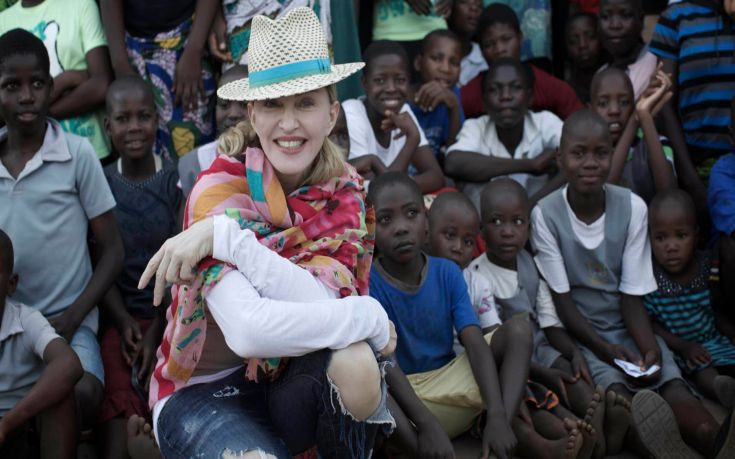 Διαψεύδει η Μαντόνα πως πήγε στο Μαλάουι για να υιοθετήσει δυο παιδάκια