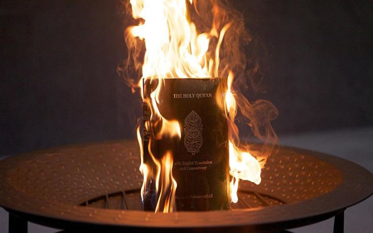 Δανία: Δύο διαδηλωτές έκαψαν αντίτυπο του Κορανίου μπροστά από την ιρακινή πρεσβεία στην Κοπεγχάγη