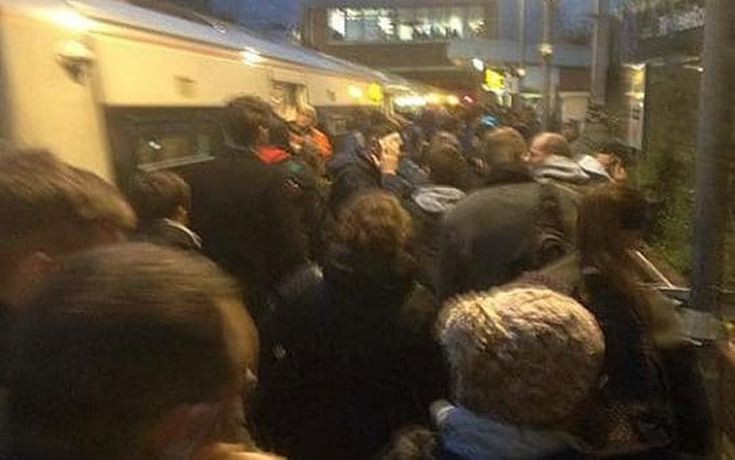 Πανικός και τρεις τραυματίες από πυρκαγιά σε σταθμό τρένου στο Λονδίνο
