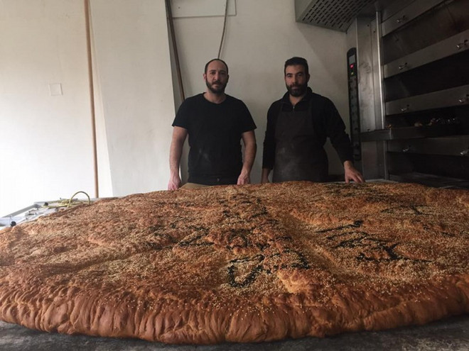 Χανιώτικος φούρνος έφτιαξε λαγάνα-γίγαντα σχεδόν εκατό κιλών