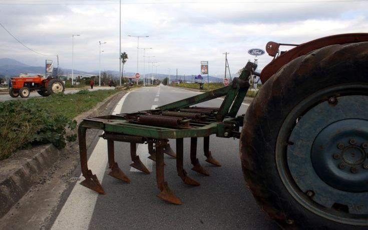 Κινητοποίηση αγροτών στην Πέλλα: Έβγαλαν τα τρακτέρ στην είσοδο των Γιαννιτσών