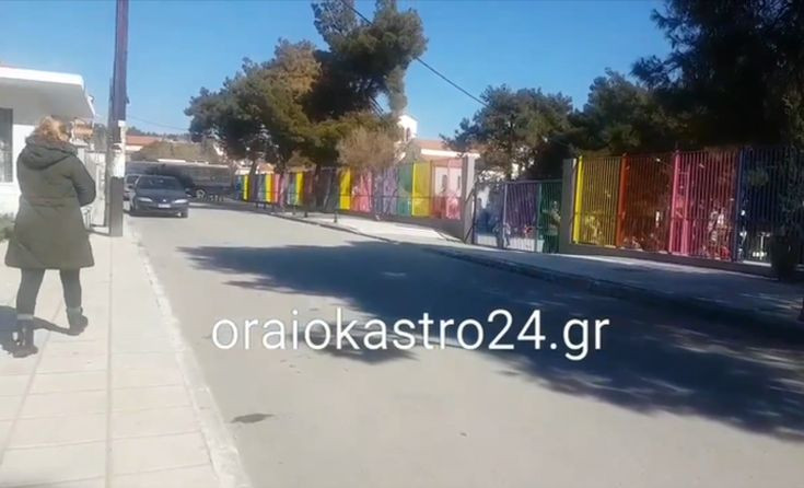 Κλούβες των ΜΑΤ γύρω από το σχολείο στο Ωραιόκαστρο μετά τα επεισόδια