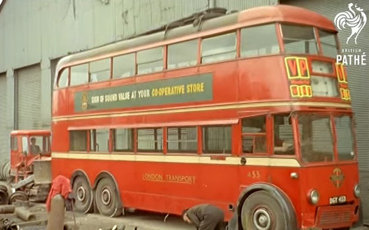 Δείτε πόσο μεθοδικά κατέστρεφαν ένα διώροφο λονδρέζικο λεωφορείο το 1959