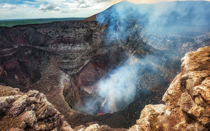 Ηφαιστειολόγος και πυροσβέστης έπεσαν μέσα σε ενεργό ηφαίστειο και σώθηκαν