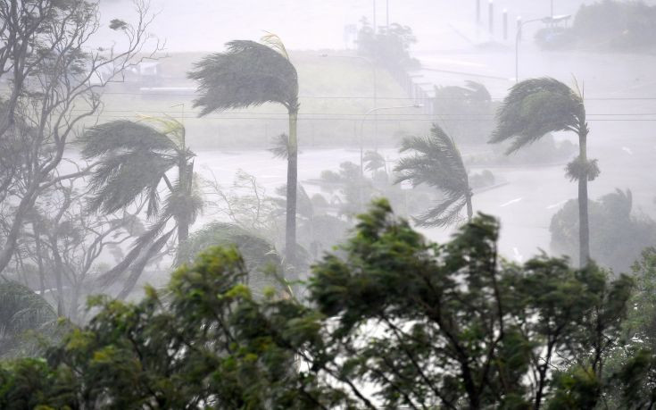 Με ανέμους 260 χιλιομέτρων την ώρα σαρώνει το Κουίνσλαντ ο κυκλώνας Ντέμπι