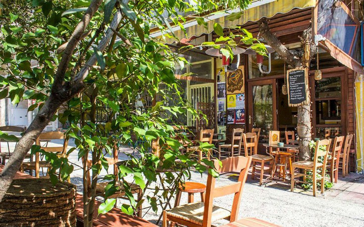 Σύγχρονα καφενεία στην Αθήνα που ταξιδεύουν στο χθες