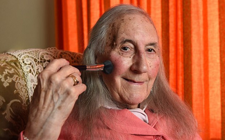 Βετεράνος του Β&#8217; Παγκοσμίου Πολέμου έγινε γυναίκα σε ηλικία 90 ετών