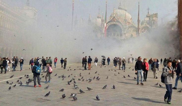 Ληστές άναψαν καπνογόνα και σκόρπισαν τον πανικό στη Βενετία