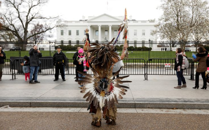 Ιθαγενείς έξω από τον Λευκό Οίκο εναντίον της κατασκευής πετρελαιαγωγού
