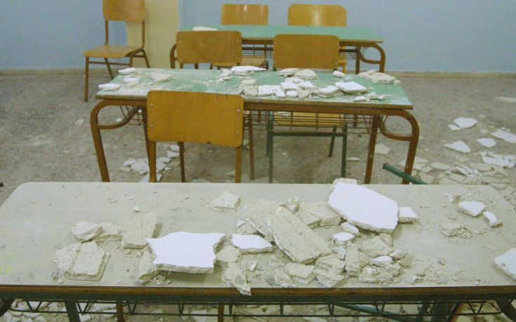 Σοβάδες έπεσαν σε σχολική αίθουσα, έκλεισε το σχολείο στη Λάρισα