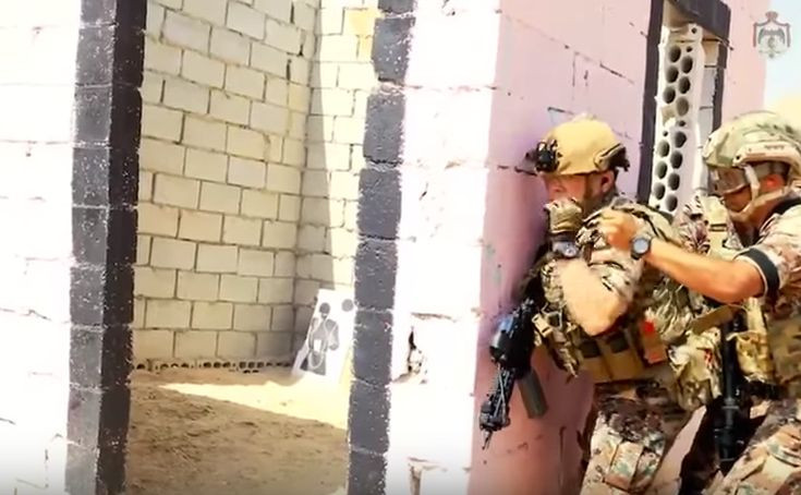 Ο βασιλιάς της Ιορδανίας συμμετέχει σε στρατιωτική άσκηση με πραγματικά πυρά