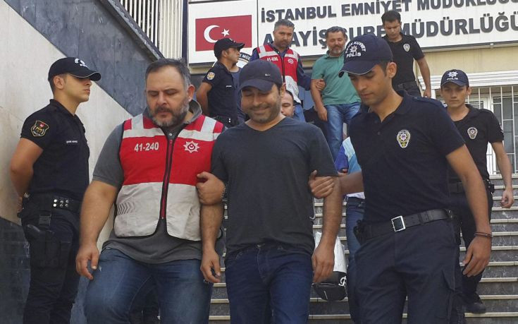 Σε διαθεσιμότητα χιλιάδες αστυνομικοί ως «συμμετέχοντες στο πραξικόπημα» στην Τουρκία