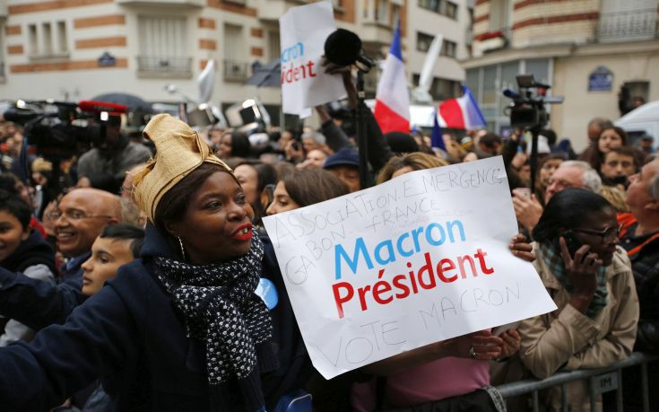 Ο πολιτικός κόσμος στη Γαλλία και στην Ευρώπη συγχαίρει τον θριαμβευτή Μακρόν