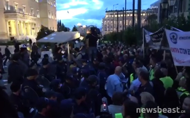 Μικροένταση στη Βουλή όπου προσπάθησαν να μπουν ένστολοι