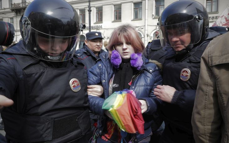 Η Μέρκελ πιέζει τη Ρωσία να σταματήσουν οι διώξεις ομοφυλοφίλων στην Τσετσενία