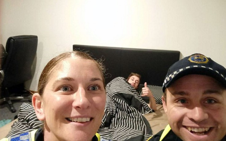 Αστυνομικοί συνοδεύουν μεθυσμένο στο σπίτι, τραβούν και μια selfie
