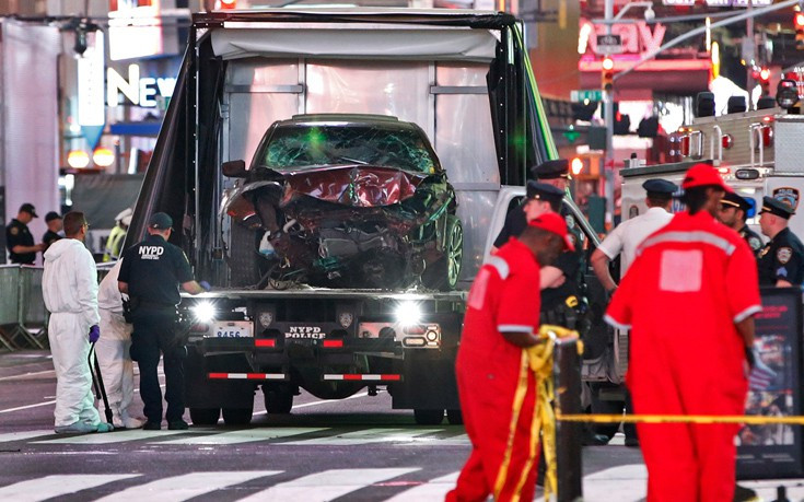 Τρεις άνθρωποι σε κρίσιμη κατάσταση μετά το δυστύχημα στην Times Square