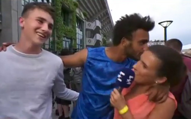Τενίστας φίλησε στον λαιμό on air γυναίκα ρεπόρτερ