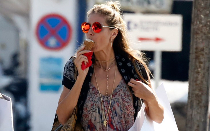 Η Heidi Klum με το παγωτό στο χέρι στα στενά της Μυκόνου