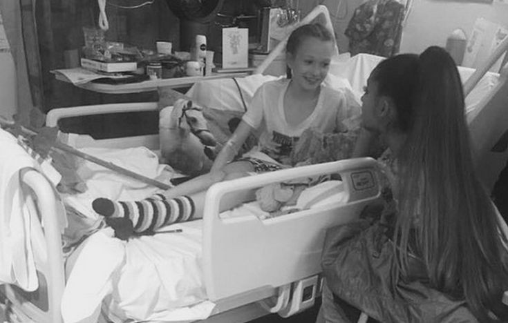 Η Αριάνα Γκράντε σε τραυματισμένους μικρούς θαυμαστές της στο Μάντσεστερ