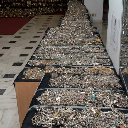 Οι φωτογραφίες από τα 700 κιλά κοσμήματα που βρήκε η Αστυνομία στο Χαλάνδρι