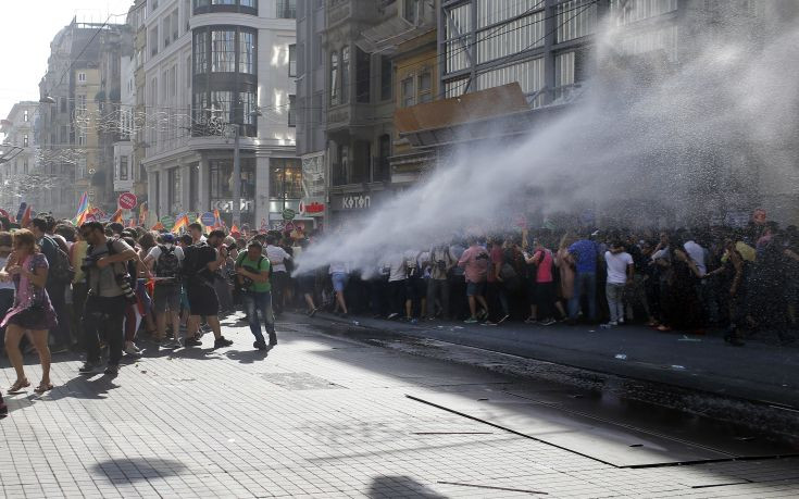 Πλαστικές σφαίρες κατά συμμετεχόντων στο Gay Pride της Κωνσταντινούπολης