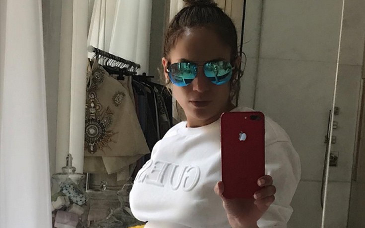Η Jennifer Lopez δείχνει τους κοιλιακούς της με μία selfie