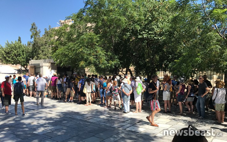 Ουρές σχημάτισαν οι τουρίστες στην Ακρόπολη